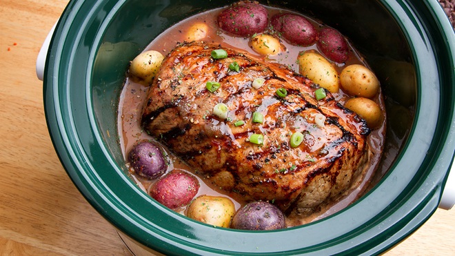 roast_beef_and_potatoes_in_slow_cooker